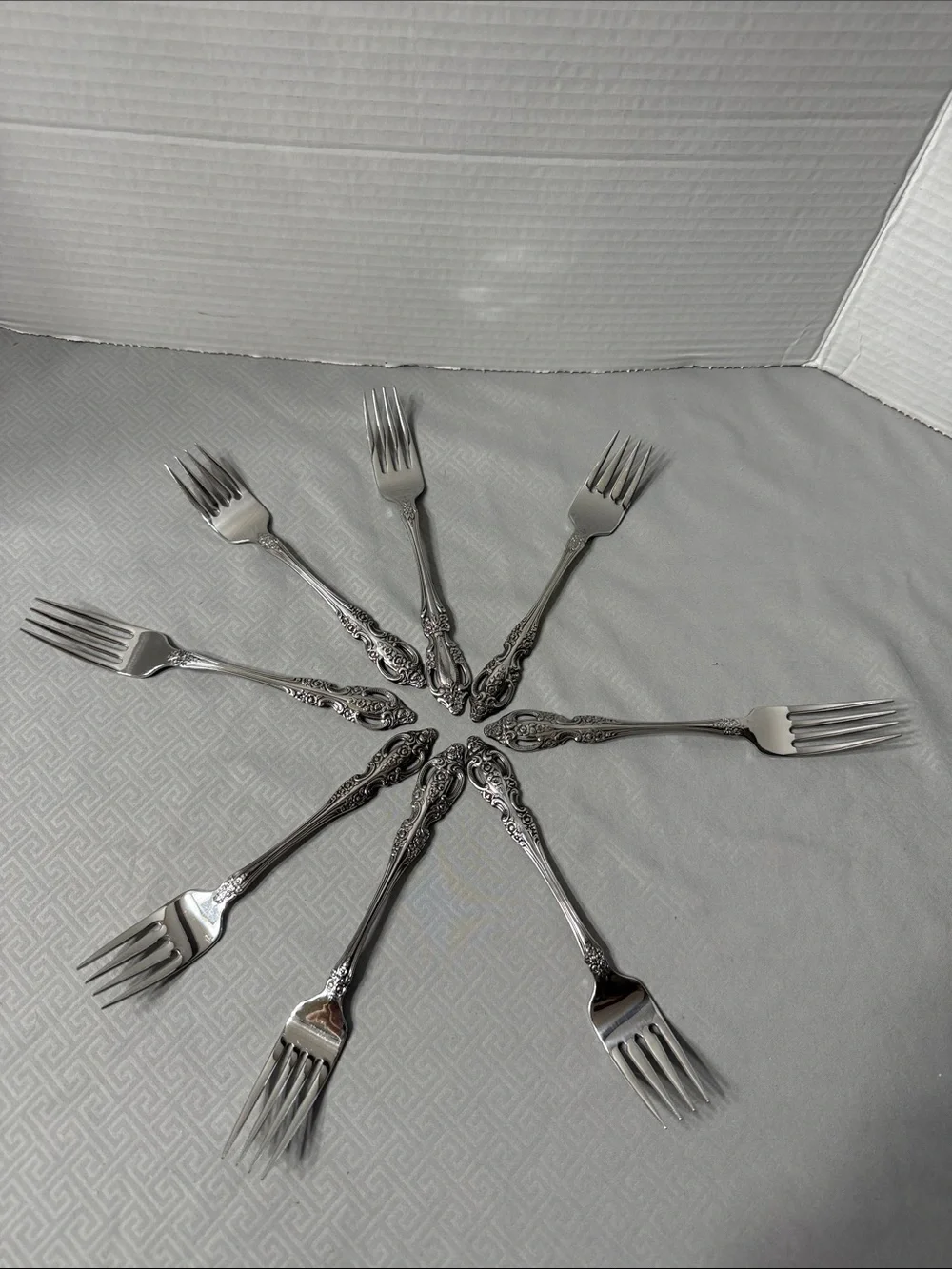 Oneida Stainless Flatware Renoir Pembrooke  Ornate Pierced Handle 20 Pc “READ”